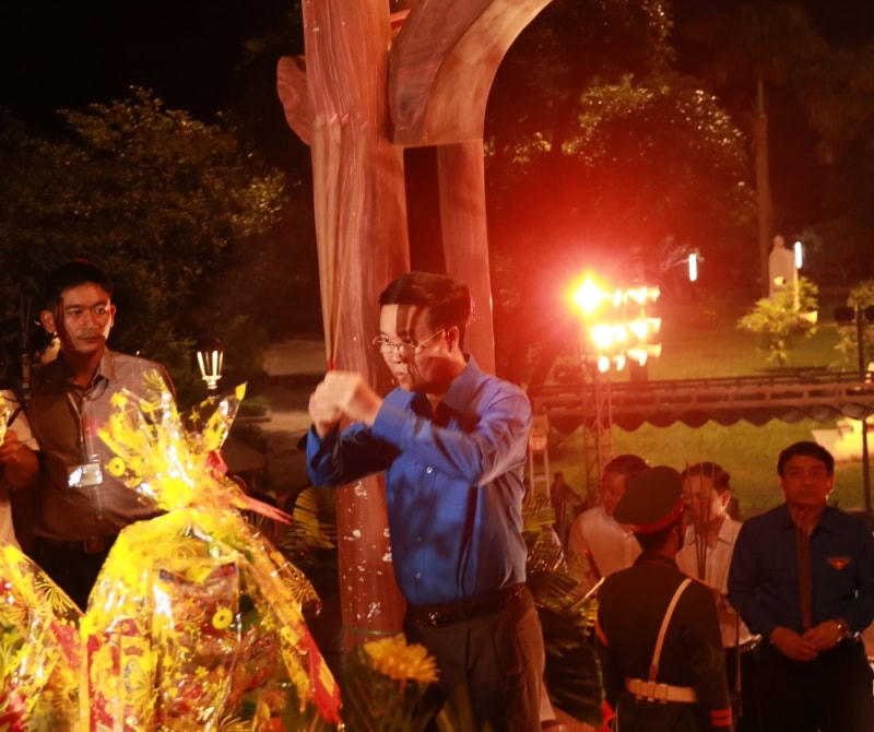 Ủy viên Bộ Chính trị, Thường trực Ban Bí thư Võ Văn Thưởng dâng hương tri ân các anh hùng liệt sĩ.