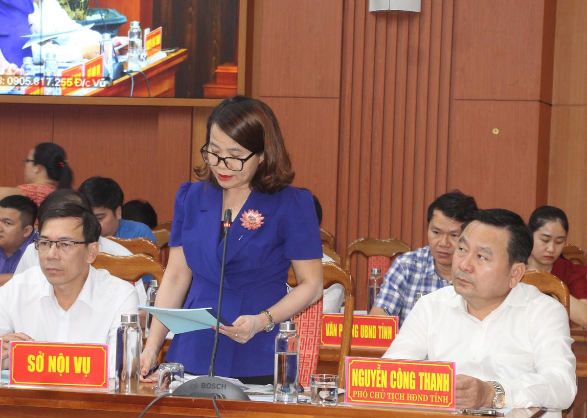 Bà Trần Thị Kim Hoa, Giám đốc Sở Nội vụ tỉnh Quảng Nam trả lời câu hỏi của đoàn viên, thanh niên.