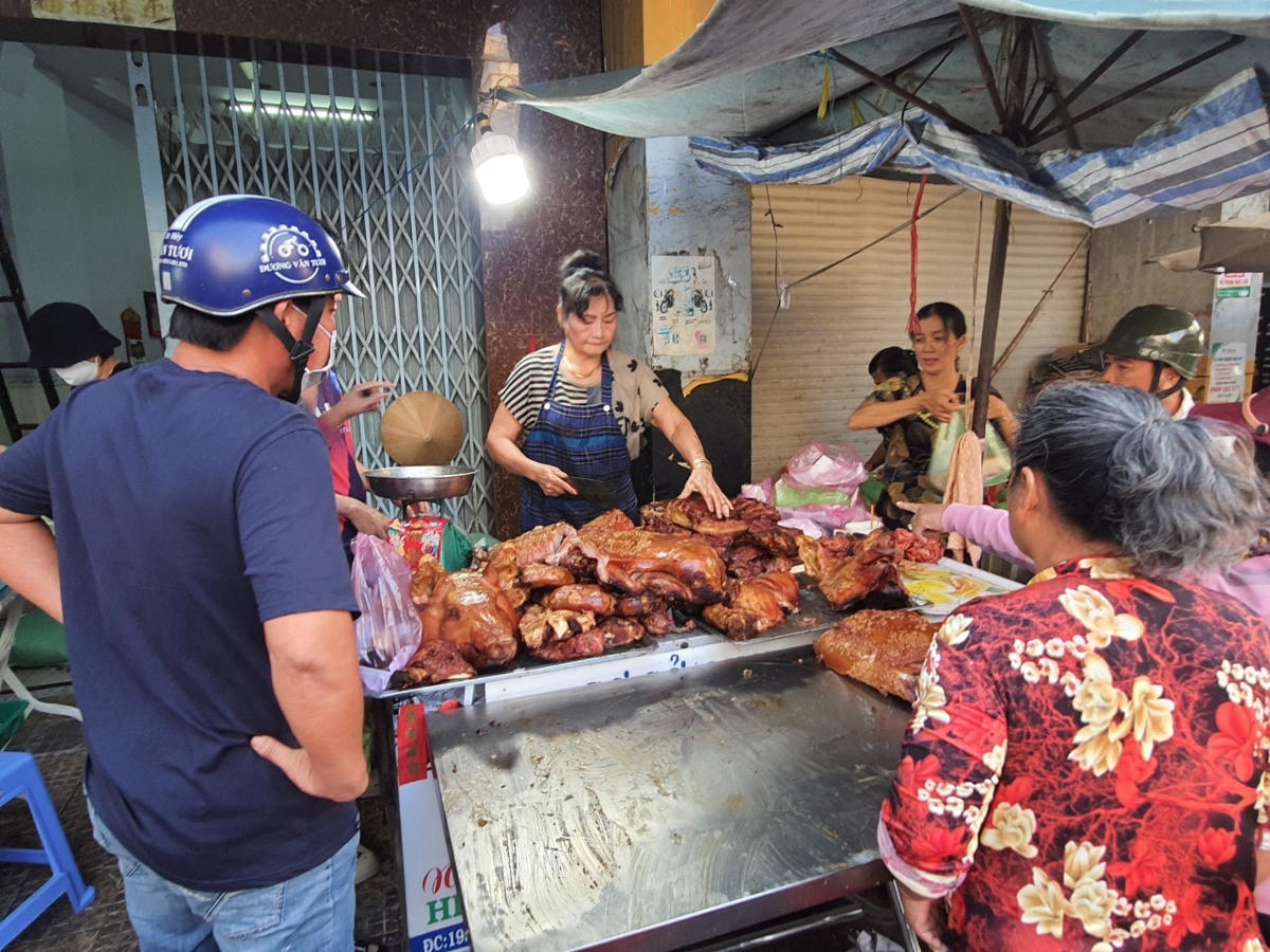 Chị Nguyễn Thu Hương ở phường 3, TP Bạc Liêu cho biết, mọi năm cứ đến mùng 10 vía Thần Tài ngoài sắm vàng chị còn mua heo quay, bánh bao cho mâm cỗ cúng. "Tôi đặt trước từ hôm qua đến sáng đưa con đi học rồi ghé lấy, nếu đợi sáng mới ra mua thì hết đồ ngon rồi. Thường cỡ 8h sáng là hết heo quay", chị Hương cho hay. Ngoài heo quay, cá lóc nướng là món ăn không thể thiếu trong mâm cỗ vía Thần Tài nên mặt hàng bán rất “chạy”.Mới sáng sớm những tiệm bán cá lóc nướng ở đường Võ Thị Sáu, Phường 3 rất đông khách đến mua, chủ tiêm cho biết đã chuẩn bị 1.000 con cá lóc nướng bán sạch trọng sáng ngày hôm nay. "Giá bình thường khoảng 110.000-120.000/con nhưng ngày vía Thần Tài vật giá tăng nên tiệm cũng bán tăng thêm từ 10.000 đến 20.000 đồng/con. Tôi nướng từ 3h sáng đến hơn 8h đã hết sạch", chủ sạp cá lóc nướng phấn khởi nói. Người mua vây kín một tiệm bán bánh báo ở chợ phường 3, TP Bạc Liêu.Người dân quan niệm cúng banh bao ngày vía Thần Tài sẽ mang lại nhiều may mắn.Ngoài ra, bánh bao, bánh bò, bánh da lợn, bánh bông lan cũng bán rất đắt. Nếu như ngày thường chỉ có vài điểm bán và số lượng không nhiều nhưng trong ngày vía Thần Tài, xuất hiện nhiều điểm bán bánh với số lượng lớn.  Nếu đến mua trễ sẽ không còn bánh để mua.