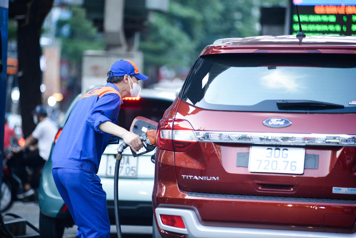Giá xăng tăng tạo áp lực về tài chính lên nhiều người dân đang sử dụng xe gắn máy và cả ô tô.