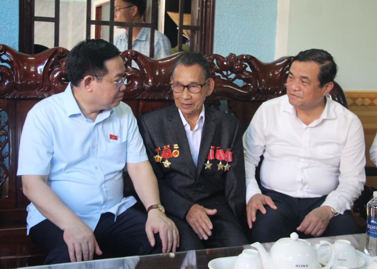 Chủ tịch Quốc hội thăm và tặng gia đình thương binh 1/4 Nguyễn Hữu Dã.