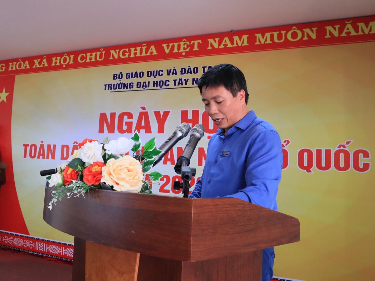 TS Vũ Minh Chiến, Phó Trưởng phòng Công tác sinh viên báo cáo về vệc thực hiện phong trào "Toàn dân bảo vệ an ninh Tổ quốc" của nhà trường