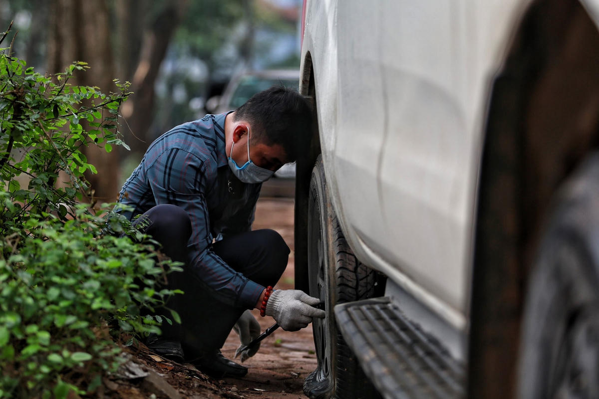 Anh Đỗ Thế Quang, người thường xuyên đỗ xe tại khu vực này cho biết: "Sáng nay tôi thấy trên nhóm cộng đồng HH thông tin hàng loạt xe đỗ trên ở quanh bờ hồ Linh Đàm bị đâm thủng lốp, việc này rất lạ".