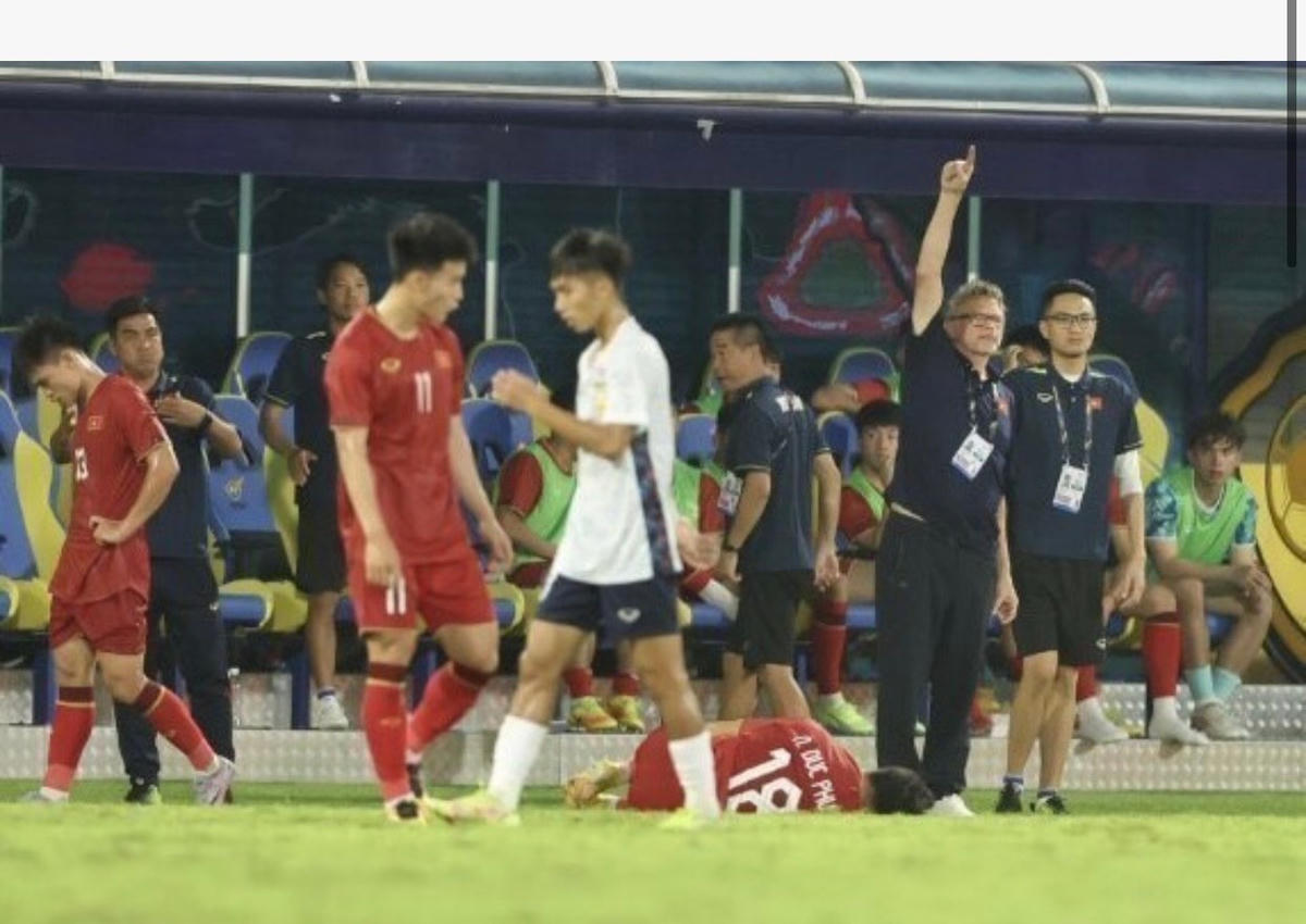 Ngoài sân, huấn luyện viên Philippe Troussier đứng ngồi không yên.