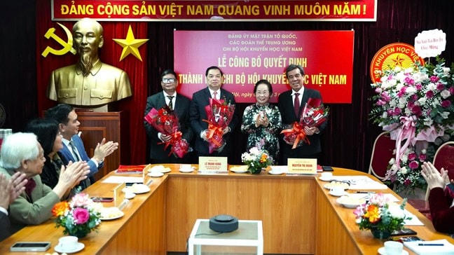 Đồng chí Nguyễn Thị Doan, nguyên Ủy viên BCH TW Đảng, nguyên Phó Chủ tịch nước, Chủ tịch Hội Khuyến học Việt Nam tặng hoa chúc mừng Chi bộ Hội Khuyến học Việt Nam.