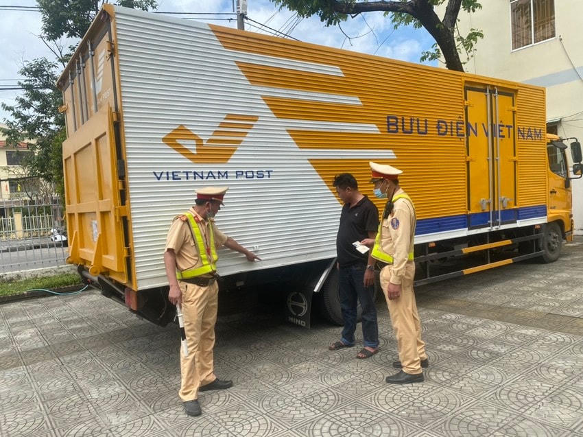 Tống Văn Hùng (áo đen) và phương tiện gây tai nạn được di lý từ Quảng Nam về Đà Nẵng. Ảnh Công an cung cấp.