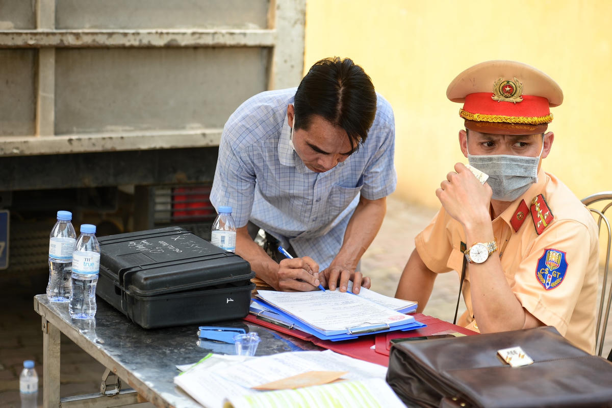 Ngoài ra, xe khách mang BKS 19B-066.80 do tài xế Nguyễn Quang Tần điều khiển cũng bị lực lượng chức năng yêu cầu dừng xe kiểm tra do vi phạm tốc độ. Tài xế này chỉ cho xe chạy 14km/h trên tuyến đường Phạm Hùng để bắt khách dọc đường về Phú Thọ. Qua test nhanh nồng độ cồn và ma tuý, tài xế Tần cũng không vi phạm.