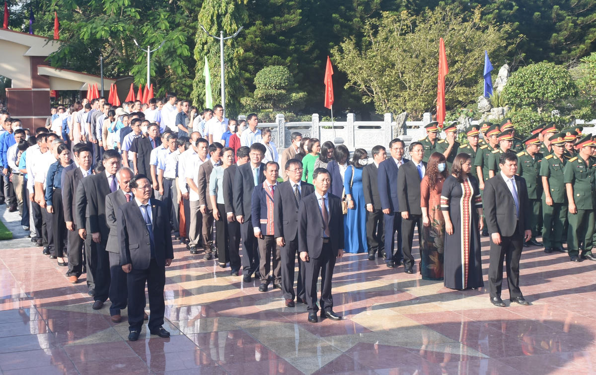 Tỉnh ủy, HĐND, UBND, Ủy ban MTTQ Việt Nam tỉnh Kon Tum, lực lượng vũ trang, các sở, ban, ngành của tỉnh và thành phố Kon Tum vào viếng các anh hùng liệt sĩ tại Nghĩa trang Liệt sĩ tỉnh.