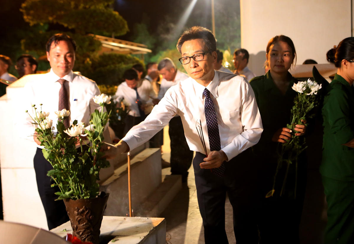 ... và Phó thủ tướng Chính phủ Vũ Đức Đam thắp hương tại mộ 10 cô gái TNXP.