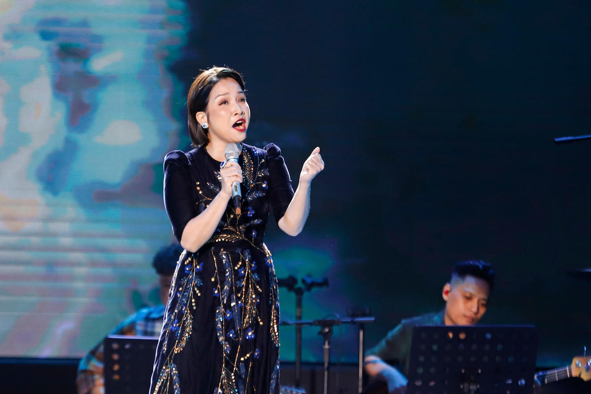 Diva Mỹ Linh thể hiện ca khúc "Gió và Tình yêu thổi trên đất nước tôi". 