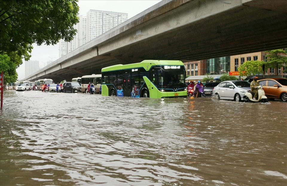 Mưa ngập khiến các phương tiện di chuyển khó khăn trong sáng nay. Ảnh: Báo Lao Động.