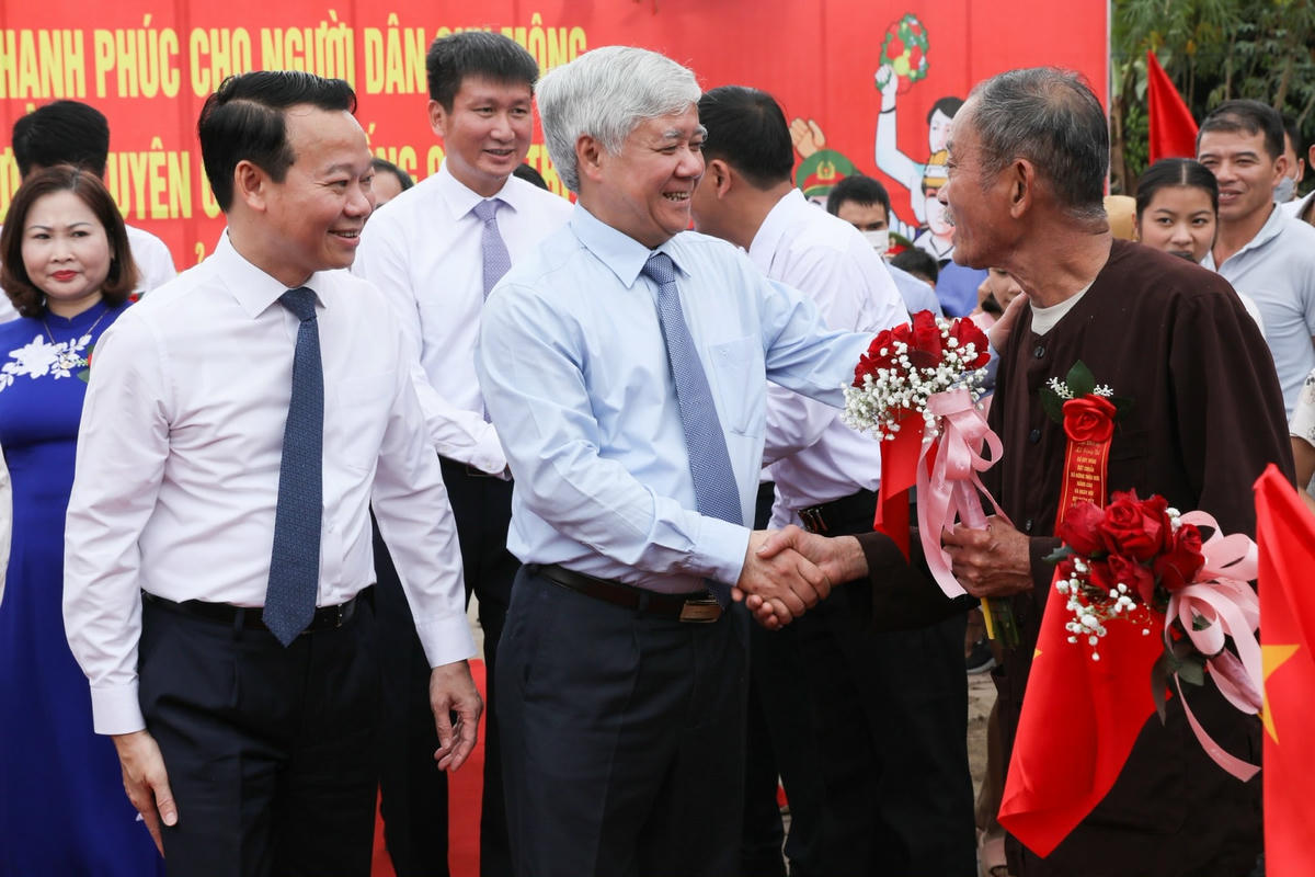 Chủ tịch Đỗ Văn Chiến dự Lễ công bố xã Quy Mông, huyện Trấn Yên, tỉnh Yên Bái đạt chuẩn nông thôn mới nâng cao và chung vui Ngày hội Đại đoàn kết với đồng bào các dân tộc xã Quy Mông.