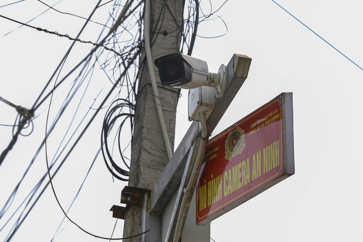 Camera an ninh được lắp đặt tại các đường liên thôn, xóm ở xã Phú Cường, huyện Tân Lạc. Ảnh: Trọng Đạt.