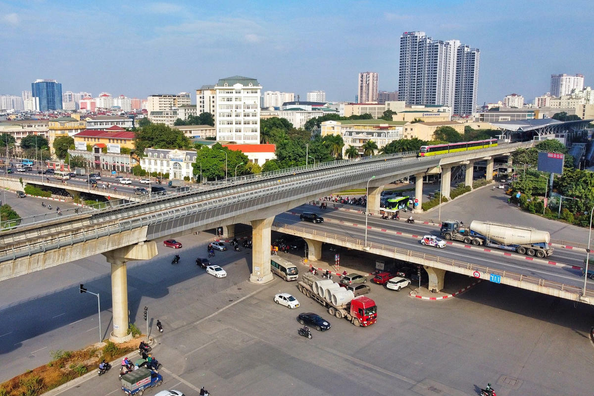 Việc chuẩn bị chạy thử đoạn trên cao của dự án hiện liên quan đến có 6 nhà thầu (CP02, CP05, CP06, CP07, CP08, CP09). Để bước vào giai đoạn này, từng gói thầu phải hoàn thiện thi công lắp đặt, thử nghiệm đơn động, liên động. Sau đó phải hoàn thành công tác thử nghiệm tích hợp liên động giữa các gói thầu với nhau đảm bảo tuân thủ các tiêu chuẩn kỹ thuật của dự án.