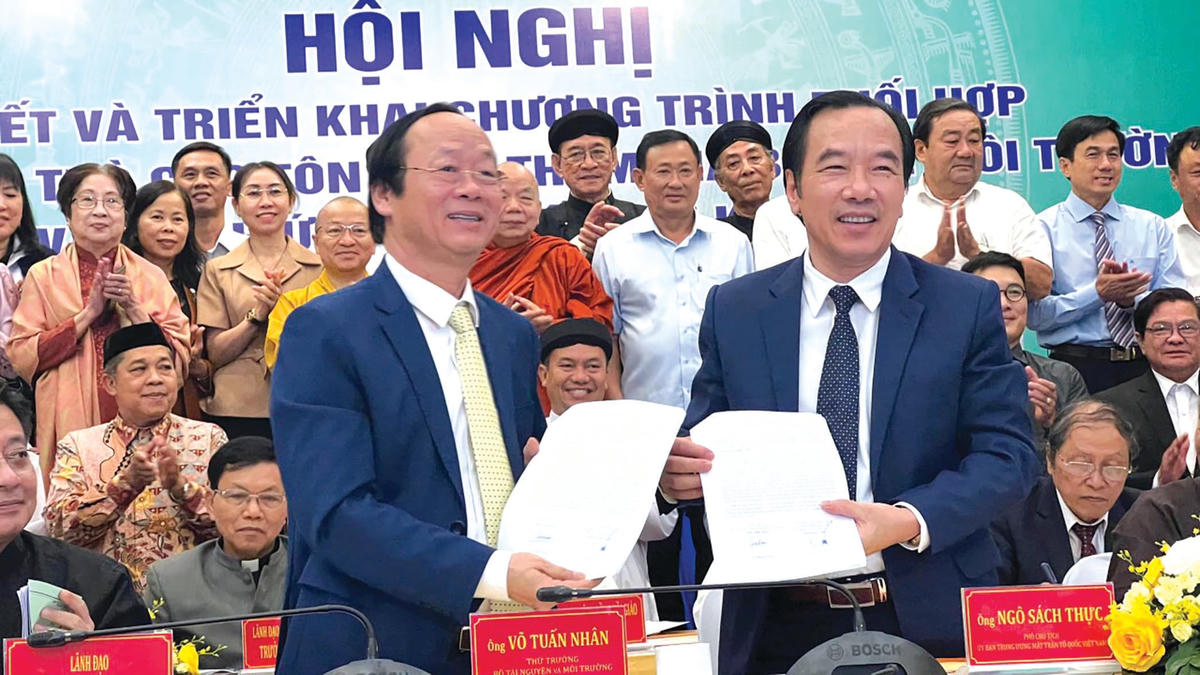 Nguyên Phó Chủ tịch UBTƯ MTTQ Việt Nam Ngô Sách Thực và Thứ trưởng Bộ Tài nguyên & Môi trường Võ Tuấn Nhân tại lễ ký kết Chương trình phối hợp phát huy vai trò các tôn giáo trong bảo vệ môi trường và ứng phó với biến đổi khí hậu giai đoạn 2022 - 2026 với 43 tổ chức tôn giáo.  
