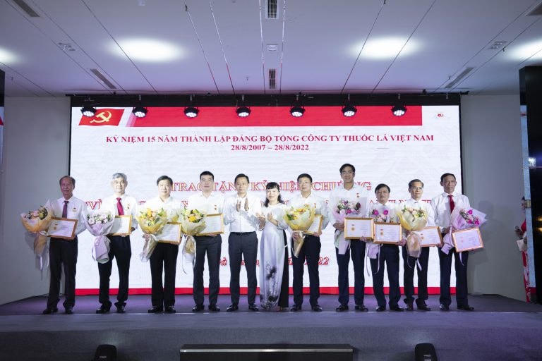 Trao kỷ niệm chương Vì sự nghiệp xây dựng Đảng cho các cá nhân có nhiều đóng góp trong công tác Đảng.