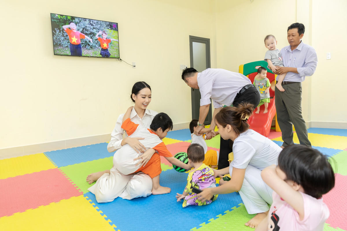 Á hậu Bảo Ngọc đến thăm Trung tâm Công tác Xã hội TP Cần Thơ. Ảnh: NVCC. 