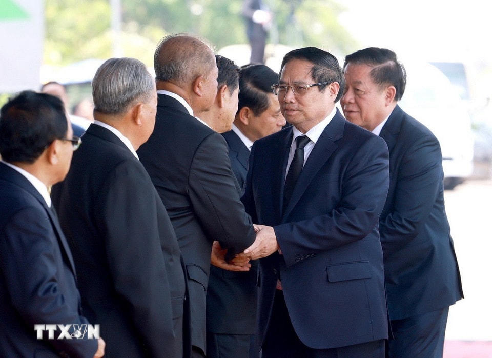 Thủ tướng Phạm Minh Chính chia buồn cùng lãnh đạo Đảng, Nhà nước Lào. (Ảnh: Dương Giang/TTXVN)
