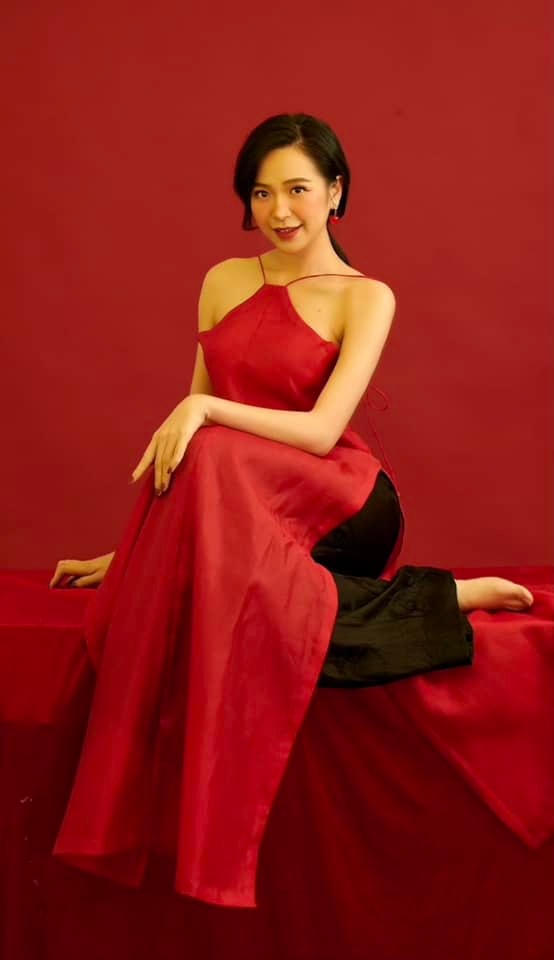 Kim Oanh năm nay 30 tuổi, quê tại Quảng Trị. Cô bắt đầu lên Hà Nội khi theo học Đại học Sân khấu - Điện ảnh. Theo lời của nữ diễn viên, cô là thủ khoa đầu vào của trường.