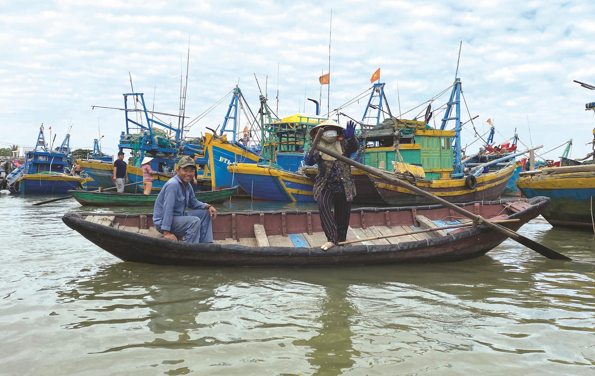 Ảnh 1-Những bóng hồng mùa biển động