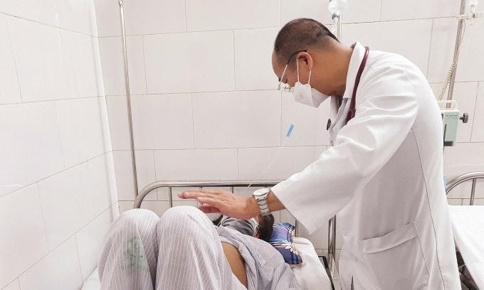 Điều trị cho bệnh nhân sốt xuất huyết. Ảnh: Bệnh viện Bạch Mai.