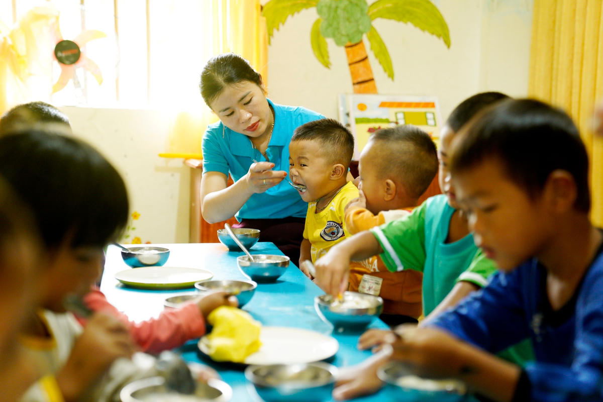 Nỗi niềm giáo viên cắm bản - Bài 2: ‘Gieo chữ’ dưới chân dãy Giăng Màn