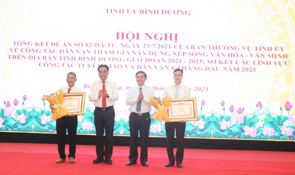 bình du owng hội nghị