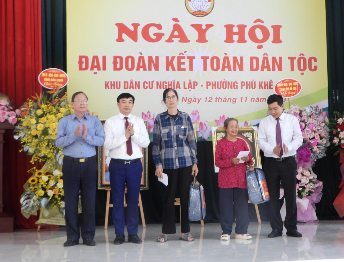 Lãnh đạo Ủy ban MTTQ tỉnh Bắc Ninh trao quà hỗ trợ cho các gia đinh có hoàn cảnh khó khăn.