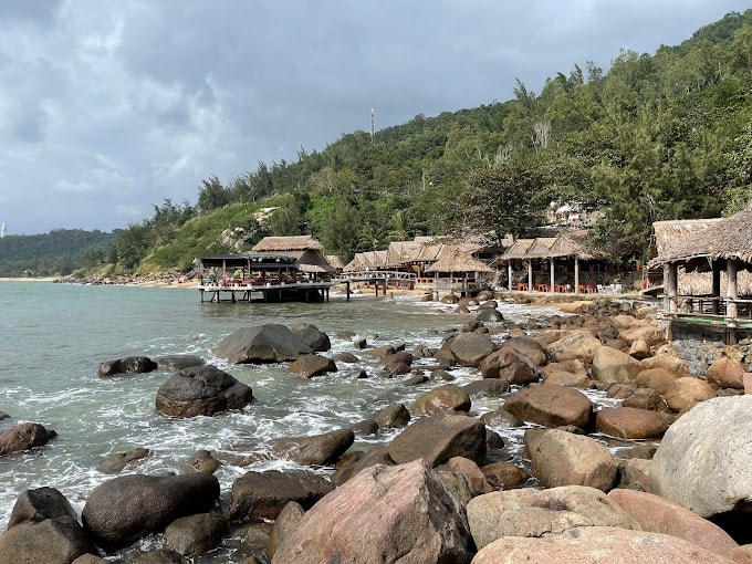 Nhà hàng Bãi Rạng Hồ Bình, xây trái phép trên diện tích 546m2, tiểu khu 64 Khu bảo tồn thiên nhiên Sơn Trà.