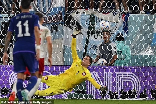 Thủ thành Wojciech Szczesny từ chối quả phạt đền của Messi ở phút 37 của trận đấu (Ảnh: Getty).