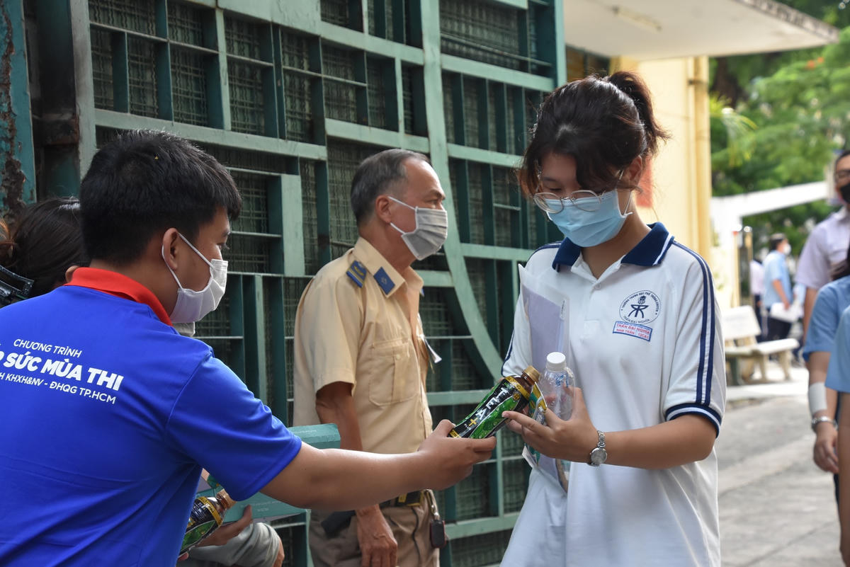 Thí sinh Nguyễn Vương Quỳnh Trang (THPT chuyên Trần Đại Nghĩa) cho biết: "Khoảng 40 câu đầu em khá dễ dàng để làm, 10 câu sau khó hơn, yêu cầu kiến thức nhiều hơn mà chỉ những học sinh khá - giỏi mới có thể làm được. Tuy nhiên em vẫn tự tin đạt trên 8 điểm". 