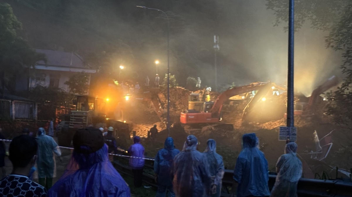 Hàng chục cán bộ, chiến sĩ tham gia cứu hộ, cứu nạn.