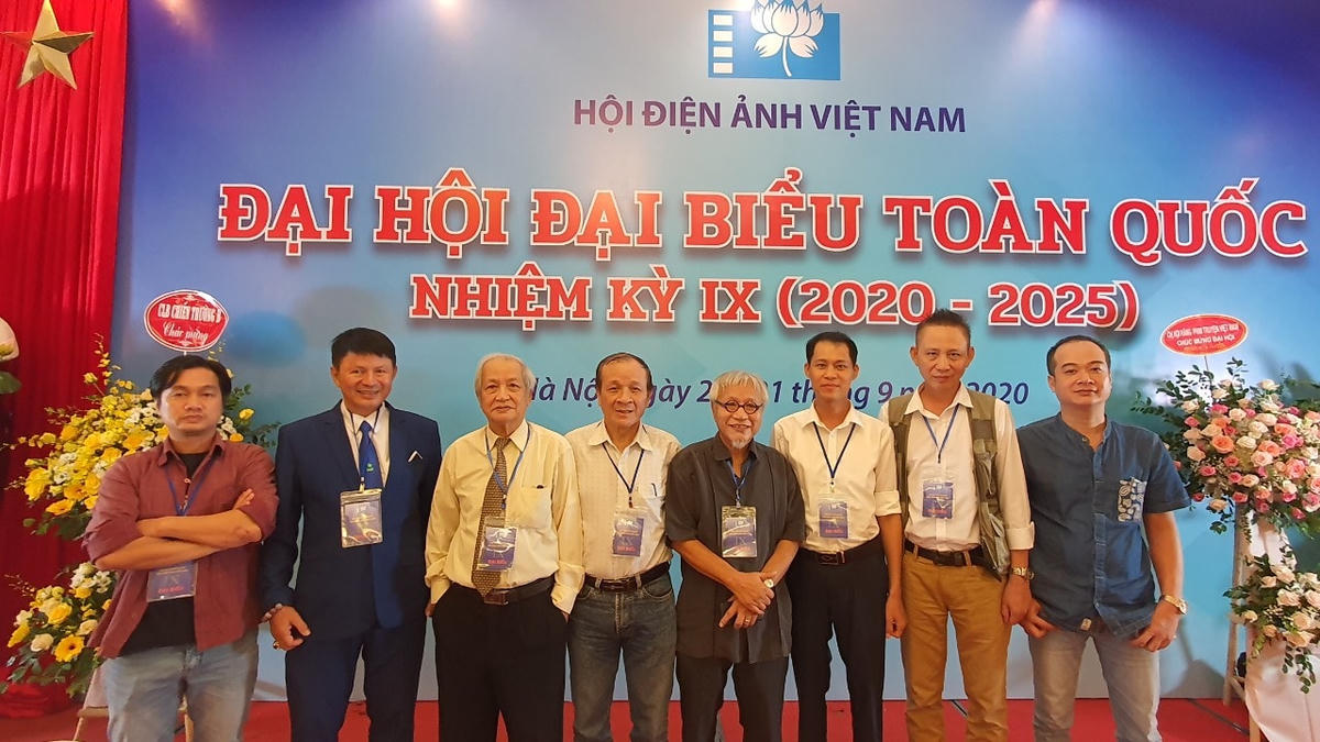 NSƯT Nguyễn Lê Văn tham dự đại hội Điện ảnh lần thứ IX (người đeo kính, thứ 4 từ phải sang).