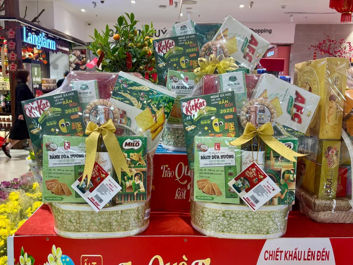 Tại trung tâm siêu thị, các giỏ quà Tết được xếp ngay ngắn, nổi bật với sắc đỏ vàng rực rỡ. Đây là mặt hàng "đinh" trong những ngày cận Tết, thu hút sự chú ý của hầu hết khách hàng.