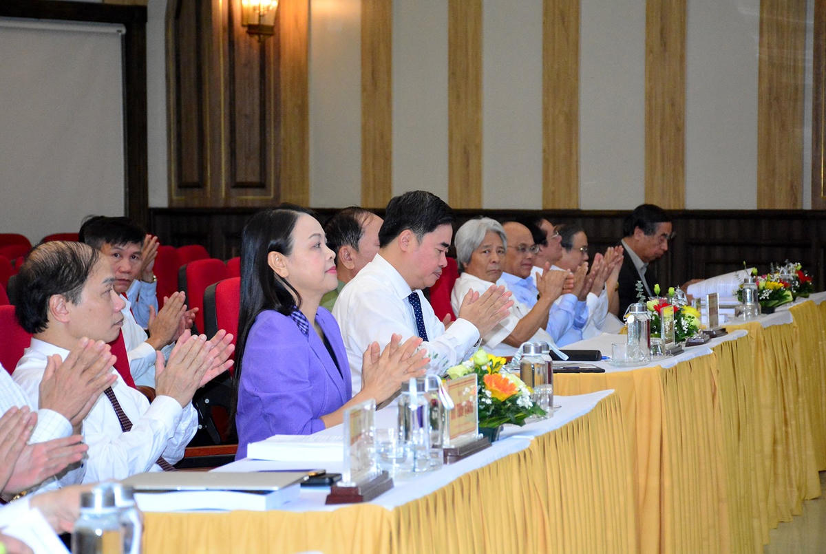 PGS.TS Nguyễn Thị Thu Hà, Uỷ viên Trung ương Đảng, Phó Chủ tịch – Tổng thư ký Uỷ ban Trung ương Mặt trận Tổ quốc Việt Nam cùng các đại biểu tại hội thảo.