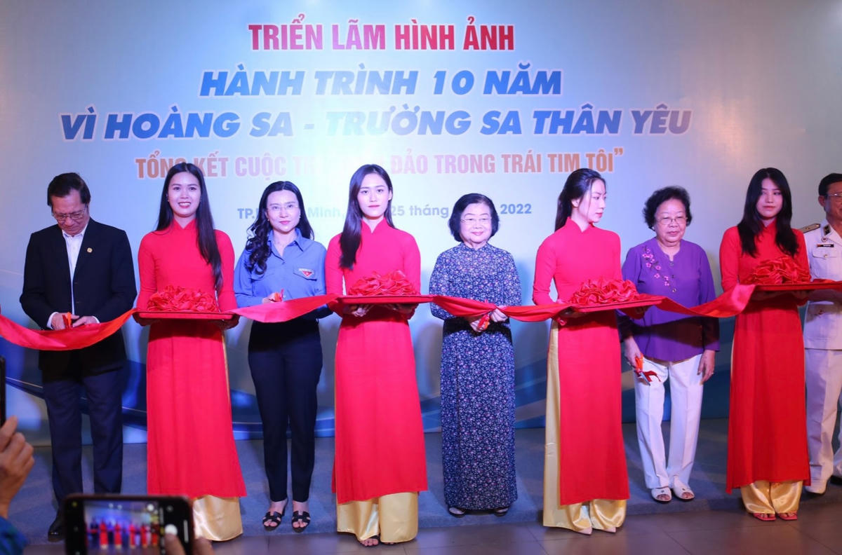 Khai mạc triển lãm ảnh hành trình 10 năm "Vì Hoàng Sa-Trường Sa thân yêu"