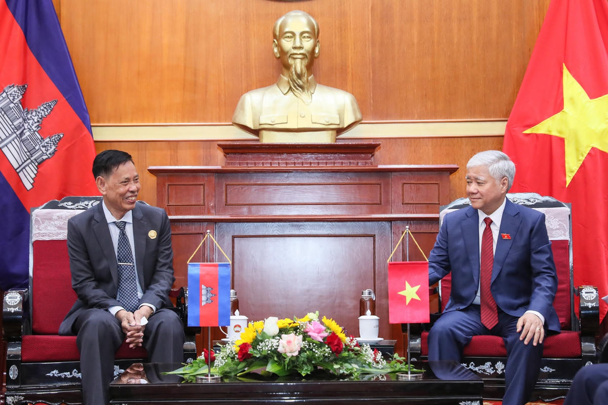 Chủ tịch UBTƯ MTTQ Việt Nam Đỗ Văn Chiến trò chuyện cùng ông Nhem Valy, Phó Chủ tịch Thường trực kiêm Tổng Thư ký Hội đồng Quốc gia Mặt trận Đoàn kết Phát triển Tổ quốc Campuchia. Ảnh: Quang Vinh.