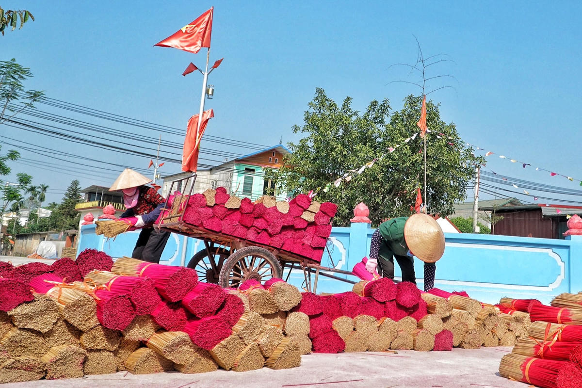 Làng tăm hương truyền thống Quảng Phú Cầu (xã Quảng Phú Cầu, huyện Ứng Hòa) là làng nghề tăm hương truyền thống duy nhất còn tồn tại ở Thủ đô sau hơn 100 năm.