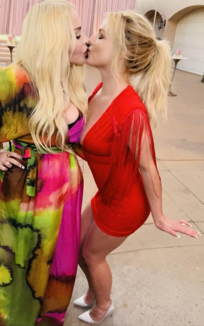 Chắc hẳn công chúng vẫn còn nhớ Britney và Madonna từng có nụ hôn đồng giới chấn động cả showbiz ở MTV VMAs năm 2003.