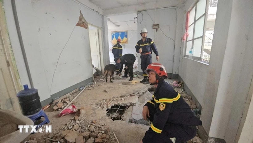 Lực lượng cứu hộ cứu nạn Bộ Công an tìm kiếm nạn nhân trong 1 tòa nhà ở thị trấn Zabuthari, thủ đô Nay Pyi Taw. (Ảnh: TTXVN phát)