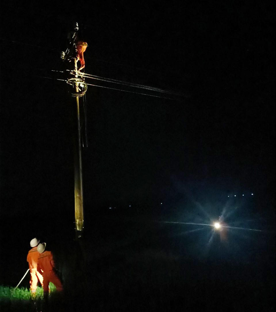 Để đảm bảo dòng điện thông suốt, người thợ điện không quản gian khó làm việc bất kể ngày đêm.