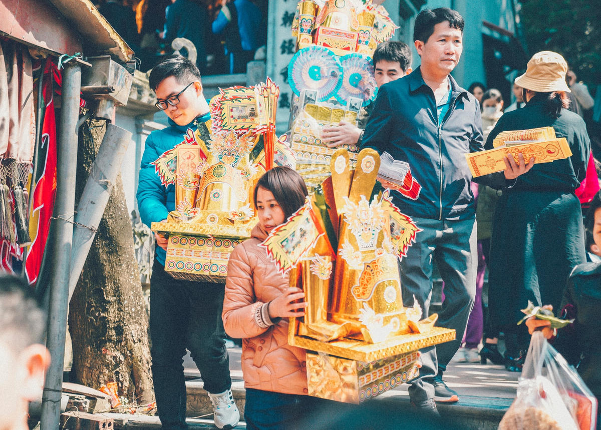 Ngoài ngựa giấy ra, nhiều du khách muốn cầu may, cần an, cầu duyên, giải hạn cũng sắm lễ tuỳ theo tín chủ, giá mỗi mâm lễ từ 300.000 đồng cho đến vài triệu đồng.