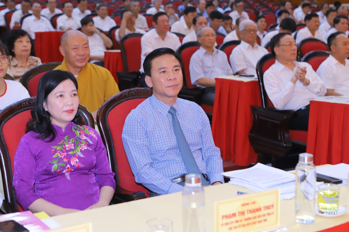 Ông Đỗ Trọng Hưng, Bí thư Tỉnh ủy và bà Phạm Thị Thanh Thủy - Trưởng ban Dân vận Tỉnh ủy, Chủ tịch Ủy ban MTTQ tỉnh tham dự và chỉ đạo hội nghị.
