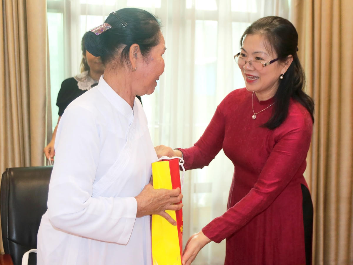 Phó Chủ tịch Trương Thị Ngọc Ánh tặng quà lưu niệm cho Đoàn đại biểu Nữ phái Hội thánh Cao Đài Minh Chơn đạo.