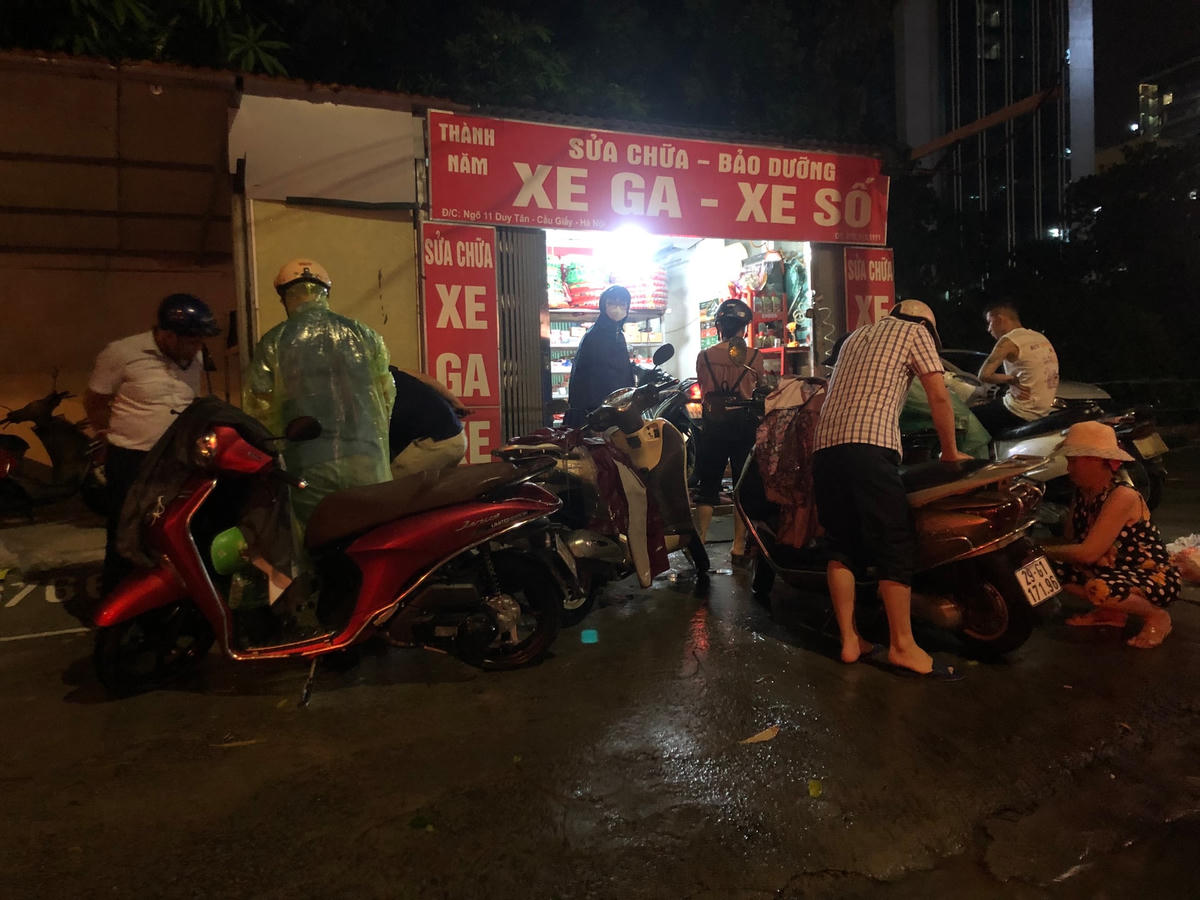 Cửa hàng sửa chữa xe máy tiếp nhận nhiều ca chết máy.