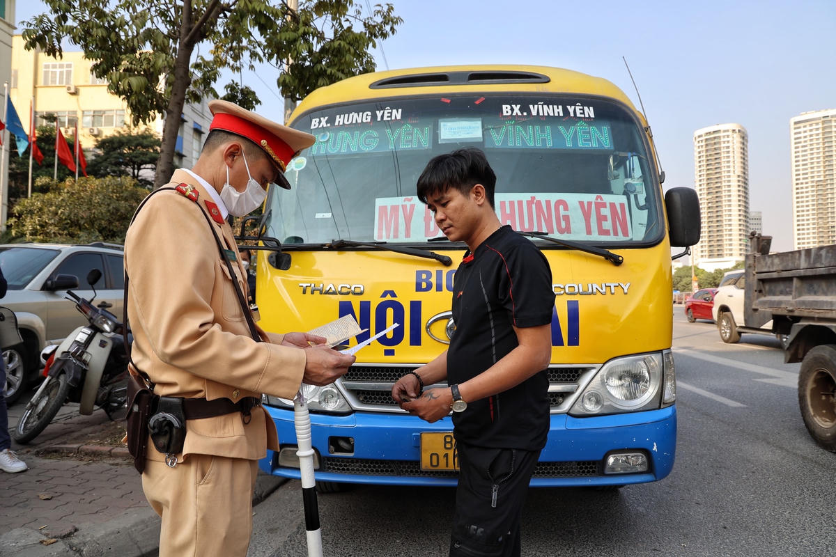 Chỉ chưa đầy 1 tiếng đồng hồ, Đội CSGT số 6 tiến hành xử lý 5 xe khách dừng đỗ sai quy định, chạy kiểu “rùa bò” trên đường.