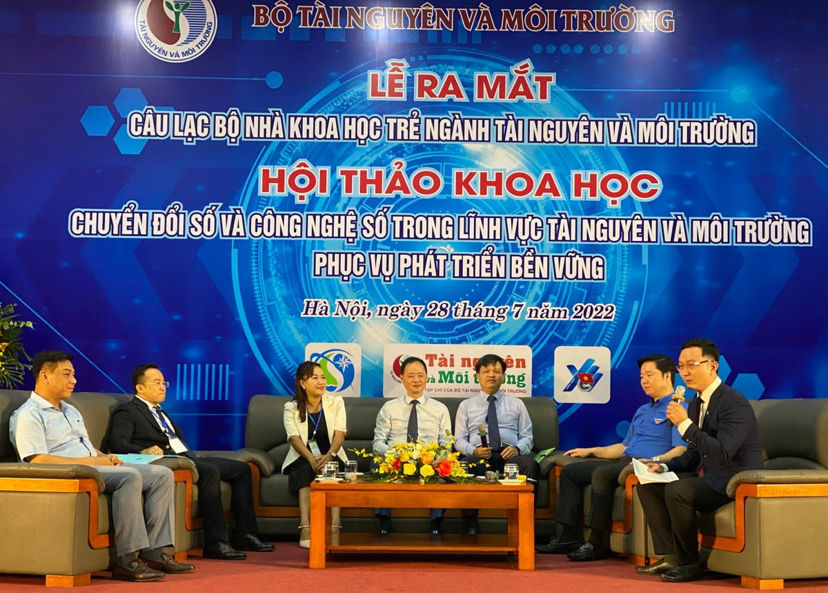 Các đại biểu tham dự Toạ đàm “Vai trò của các Nhà khoa học trẻ trong chuyển đổi số và công nghệ số lĩnh vực tài nguyên và môi trường phục vụ phát triển bền vững” .
