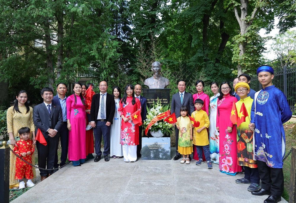 Tiếp tục chuyến thăm chính thức Cộng hòa Áo, chiều 23/7/2023 (theo giờ địa phương), tại Thủ đô Vienna, Chủ tịch nước Võ Văn Thưởng thăm Đại sứ quán Việt Nam tại Cộng hòa Áo. (Ảnh: Thống Nhất/TTXVN).