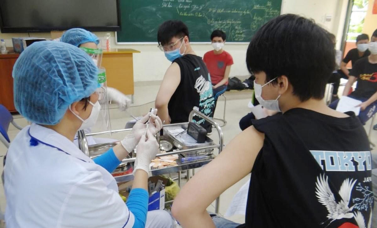 Tiêm vaccine phòng Covid-19 cho học sinh tại Hà Nội.