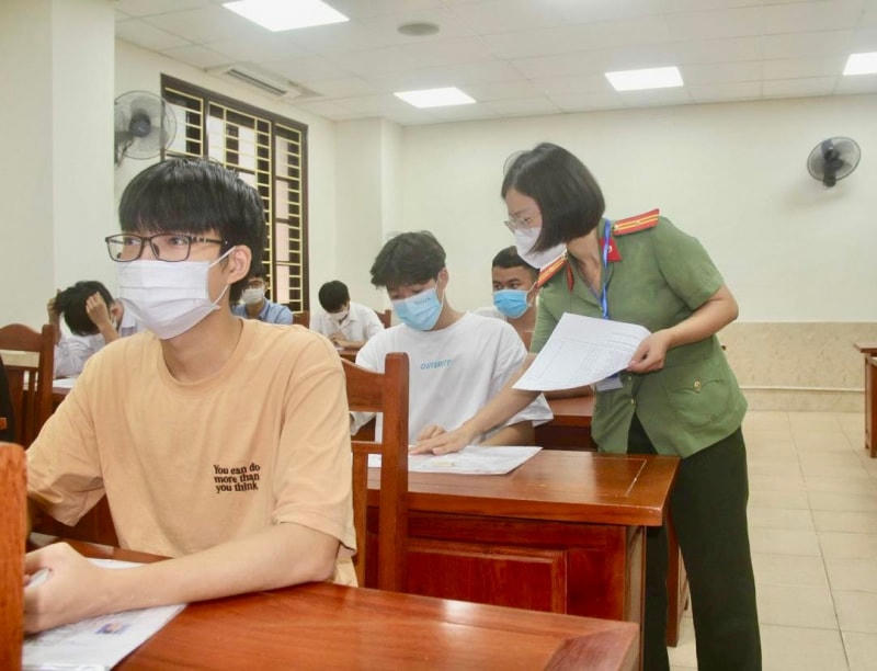 Cán bộ coi thi hướng dẫn thí sinh kiểm tra, rà soát lại thông tin trong buổi làm thủ tục dự thi.     Ảnh: Báo CAND.
